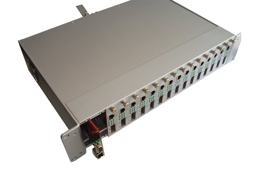 Rack-type managed fiber optic transceiver